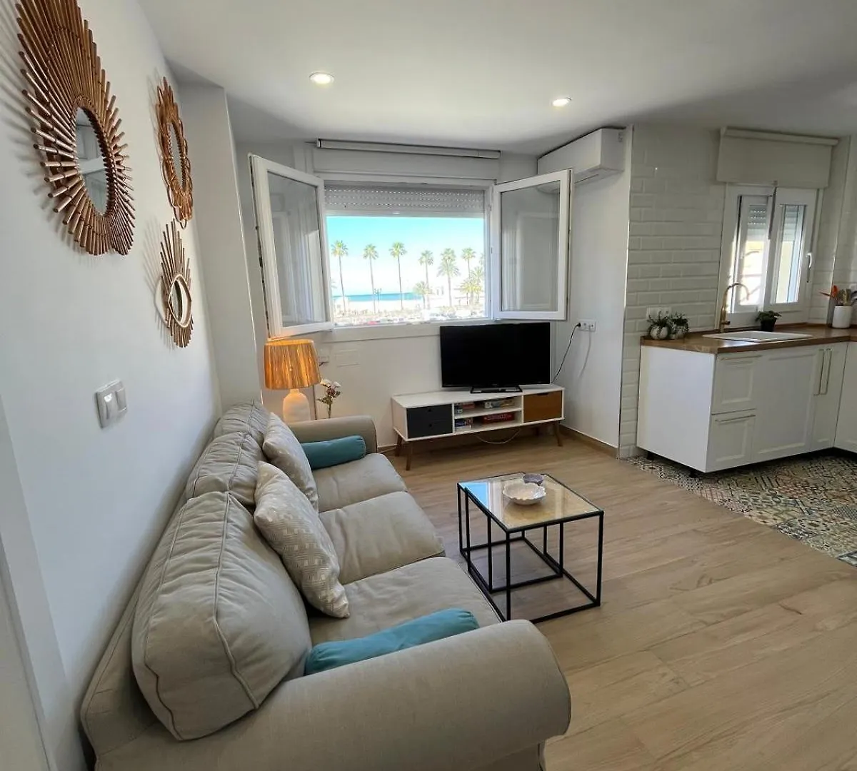 The Traveller'S House Con Vistas A Playa La Caleta Apartment Cadiz 0*,  Spain